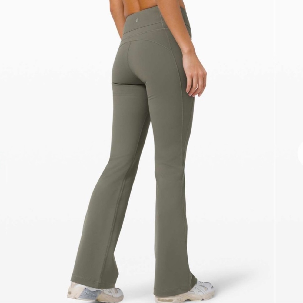 Lululemon Groove Pant Flare 32"
Grey Sage. Size 6